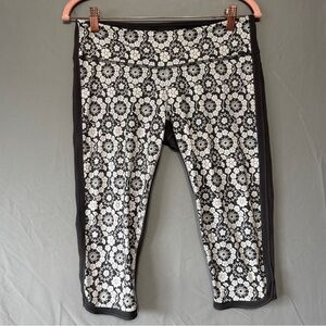 Lululemon Womens Grey Floral Crops Size 10 Yoga Workout Gym Fitness Athleisure
